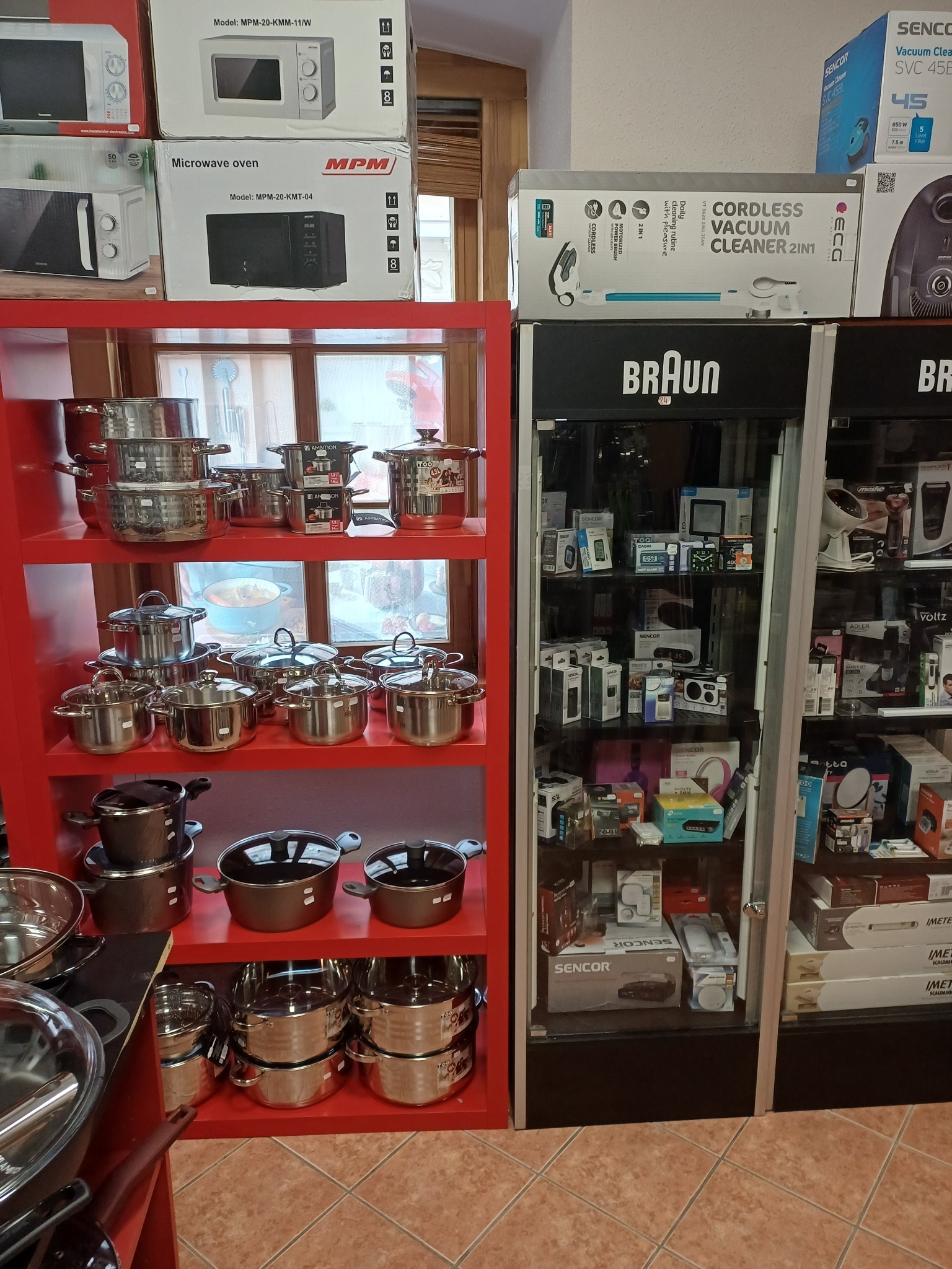 Piros polcos edényválaszték